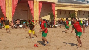 Полицаи се забавляват с плажен футбол