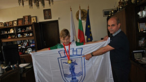 Кметът подари знаме на Русе на талантливия математик Давид Йорданов