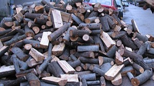 Секат си дърва без притеснение