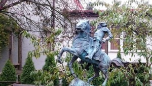 Паметникът на крал Владислав пристигна с ТИР във Варна