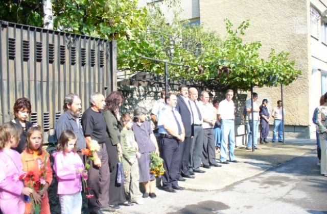 Почитат паметта на загиналите при взрива  в Мини Бобов дол