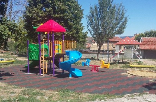 Пет нови детски площадки се изграждат в Девня