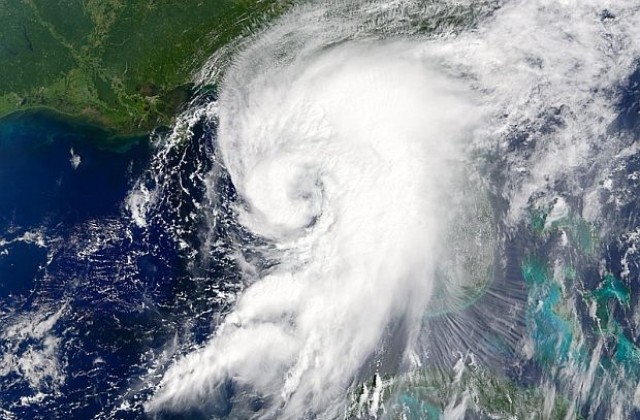 Ураган връхлетя Флорида за пръв път от 11 години (ВИДЕО)