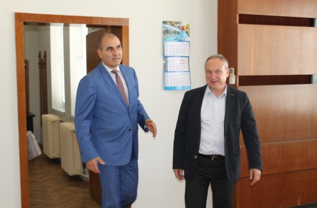 Цветан Цветанов обеща съдействие за ремонта на спортната зала в Търговище