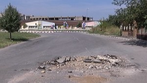 След ВиК ремонт огромна дупка зее седмици пред жилищен блок