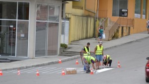 Освежават пешеходните пътеки пред училища и детски градини във Велико