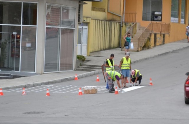 Освежават пешеходните пътеки пред училища  и детски градини във Велико Търново