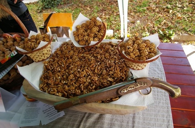 Празник на ореха и Фолклорен фестивал в Родопите днес