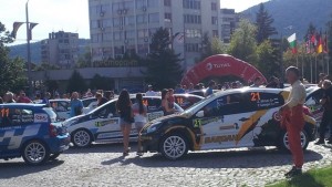 30 автомобила застават на старта на първия етап на рали