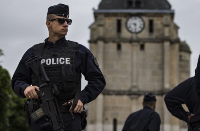 Екстрадираха от Франция двама мароканци, планирали атентати