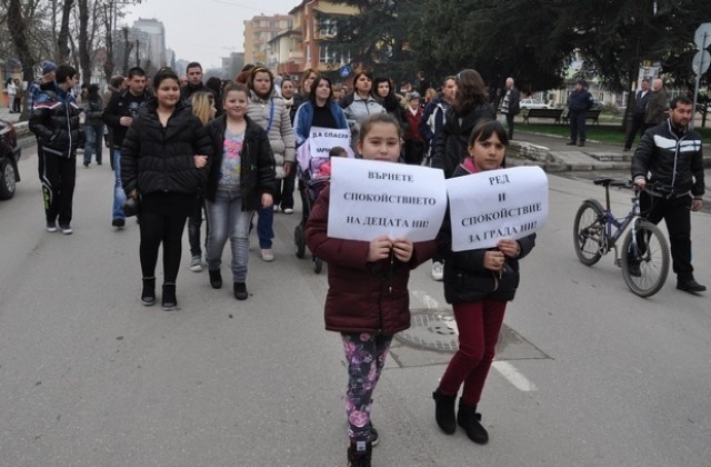 Патриотите на протест срещу разширяване на бежанския лагер в Харманли