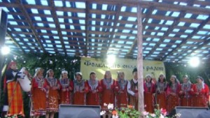 Фолклорно надсвирване в Родопите