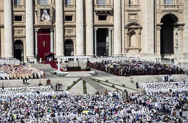 Папата провъзгласи Майка Тереза за светица (СНИМКИ)
