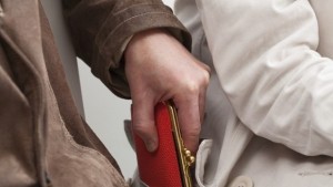 Джебчийки щъкат из магазините Стискайте си чантите