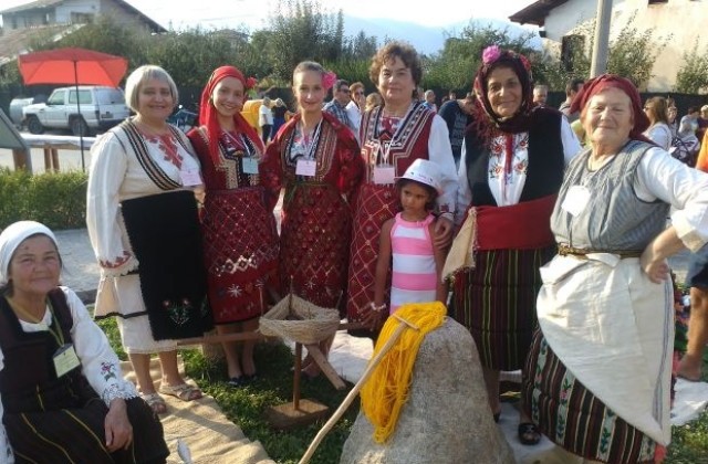 Хиляди любители на родния фолклор се събраха на фестивал в с. Баня