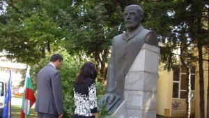 Да поднесем цвете на паметника на Захари Стоянов