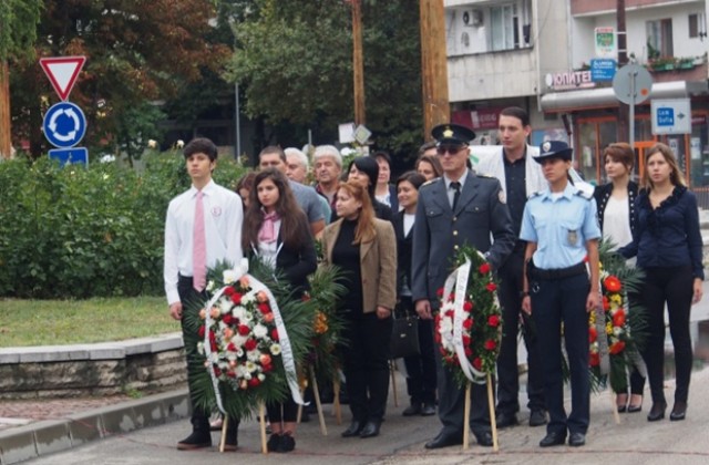 Поднесоха цветя пред Скърбящия войн