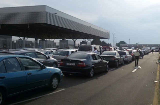 Колони от автомобили по Е-79 заради голямото завръщане от Гърция