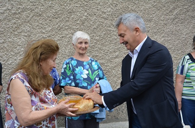 Посрещат с хляб и мед кмета на Монтана, заради преасфалтирани улици