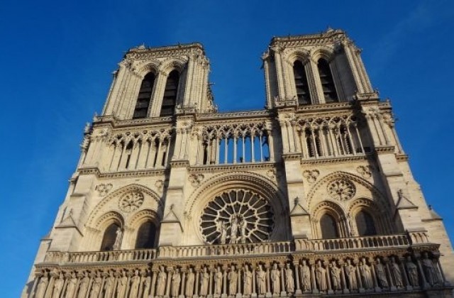 Автомобил с газови бутилки бе открит до парижката катедрала Нотр дам