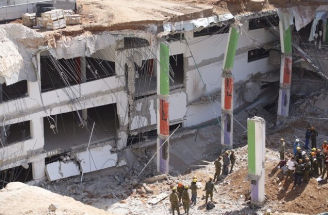 Втори ден търсят оцелели под руините на срутилия се паркинг в Тел Авив (ВИДЕО)