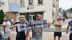 В Ловеч предлагат 720 лв данък за такситата шофьорите настояват