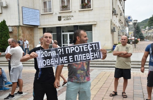 В Ловеч предлагат 720 лв. данък за такситата, шофьорите настояват за двойно по-малко
