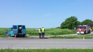 Майка занесе цветя на паметника на загиналия й в катастрофа