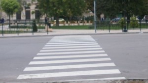 Поставят светлоотразителни перли в пътната маркировка в Петрич