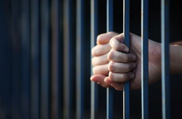 Обявен за общодържавно издирване мъж ще лежи в затвора за счупен полицейски пръст