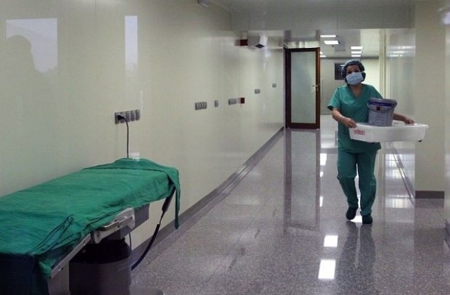 Лекар и сестра на съд заради починала пациентка след операция на сливици