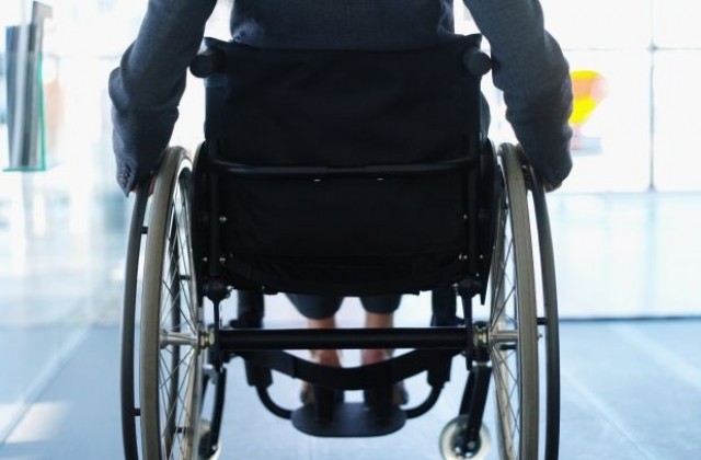 Мъж открадна пари от сутиена на старица в инвалидна количка