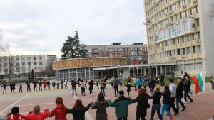 Пазарджиклии се хващат на мълчаливото хоро в Пловдив