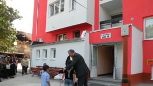 Областният управител Виктор Янев преряза лентата на саниран блок в