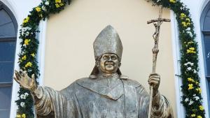 Статуя на папа Бенедикт XVI в германски град СНИМКИ