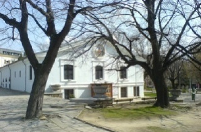 Сливенска църква с купел за кръщаване на възрастни хора