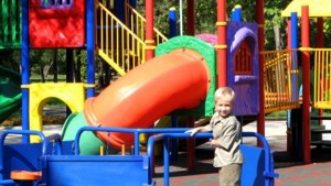 Вандали повредиха още неоткрита детска площадка