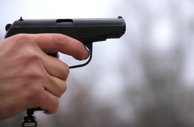 Добричлия стреля с газов пистолет по 15-годишен младеж