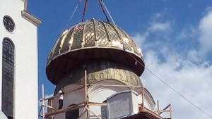 Поставиха нов златен купол на храм Св Три Светители СНИМКИ