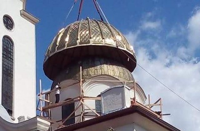 Поставиха нов златен купол на храм Св. Три Светители (СНИМКИ)