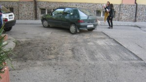 Дупничани недоволни от дупките по улиците За сега протеста е