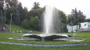 Чистят езерото в градския парк в Сандански