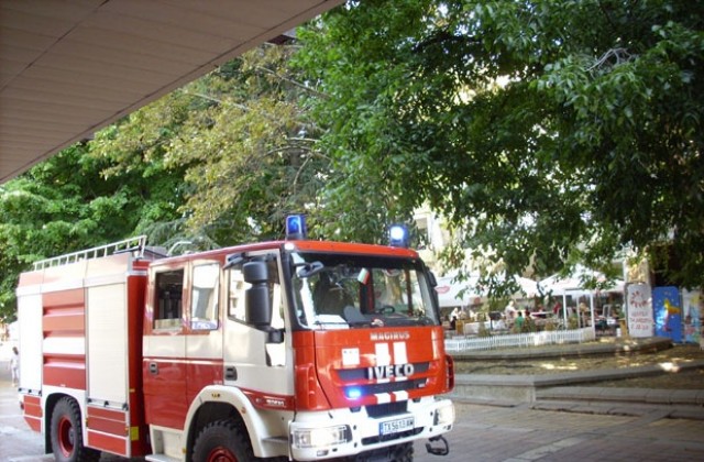 Гасене на пожар и евакуация на застрашени хора демонстрираха огнеборците в Добрич /СНИМКИ/