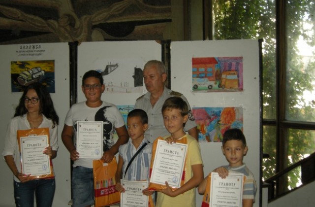 В Силистра наградиха областните победители от конкурса за рисунка „С очите си видях бедата