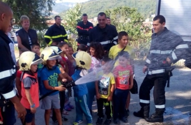 Дряновски малчугани участваха в демонстративно гасене на пожар
