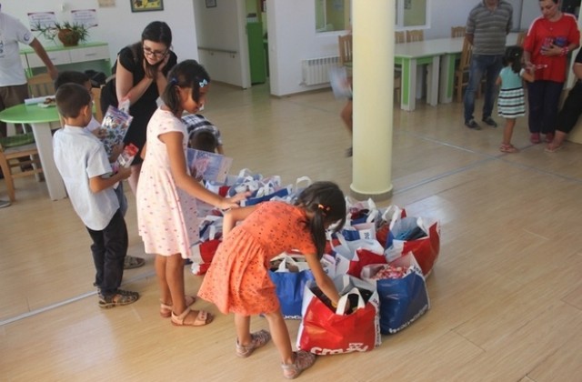 Плевенска фирма зарадва деца от Център за настаняване от семеен тип за новата учебна година