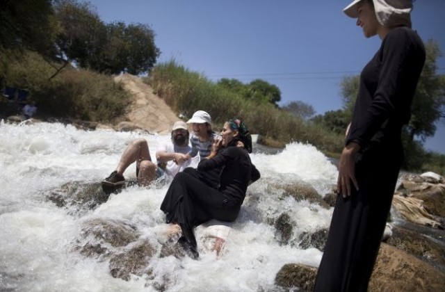 Палестинци се насладиха на празнично топване в израелски води