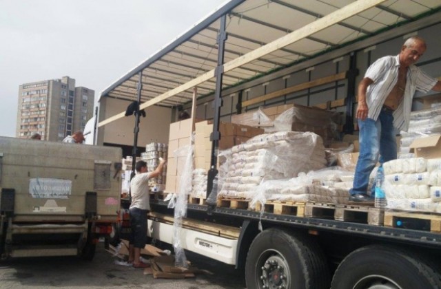 БЧК и Община Севлиево раздават пакети с храна на хора в нужда