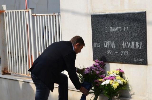 Кметът Камбитов положи цветя пред паметната плоча на полковник Чамишки в Благоевград
