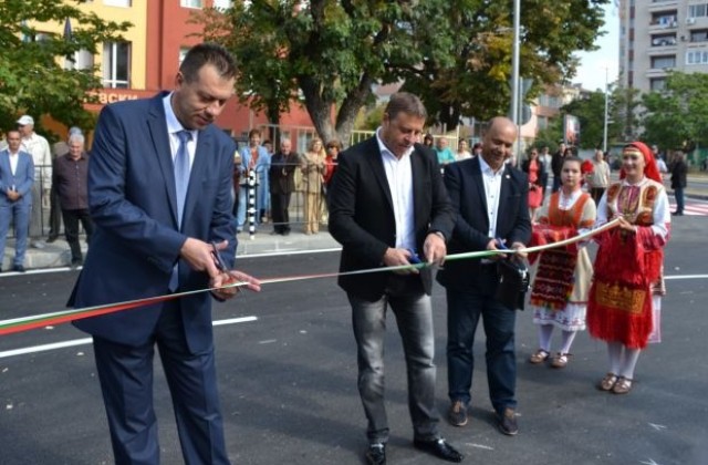 Кметът д-р Атанас Камбитов откри новото кръстовище за кръгово движение в Благоевград